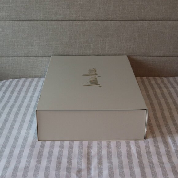 Neiman Marucs XL 27 x 17 Gift Box Oversize - Picture 6 of 13